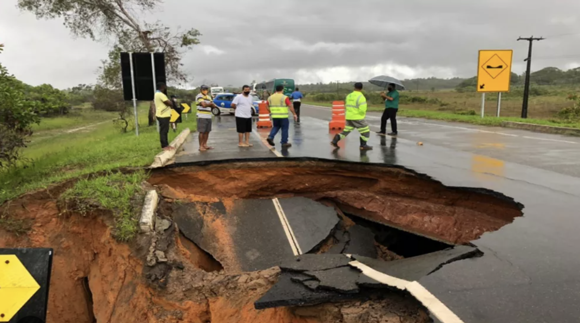 Cratera abre e interdita rodovia estadual