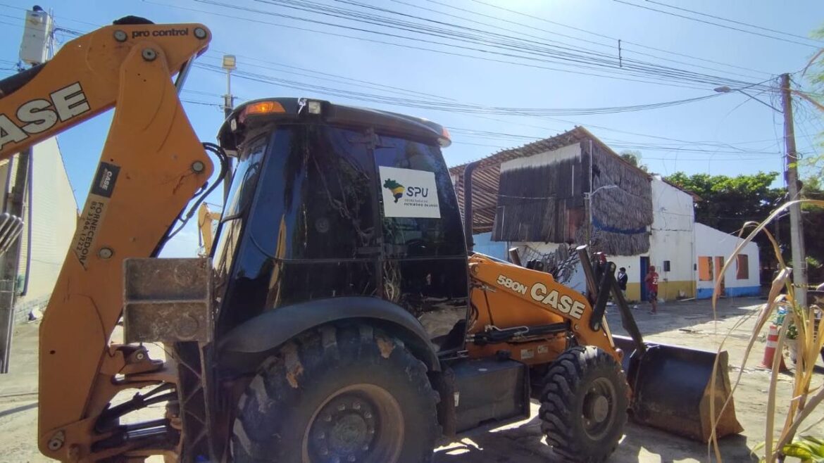 Barracas de praia são demolidas no Cumbuco