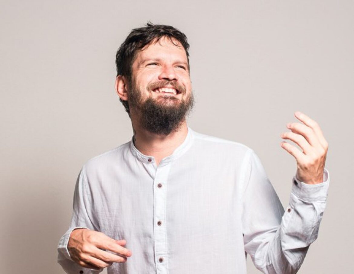 Saulo Fernandes faz show com clássicos do forró