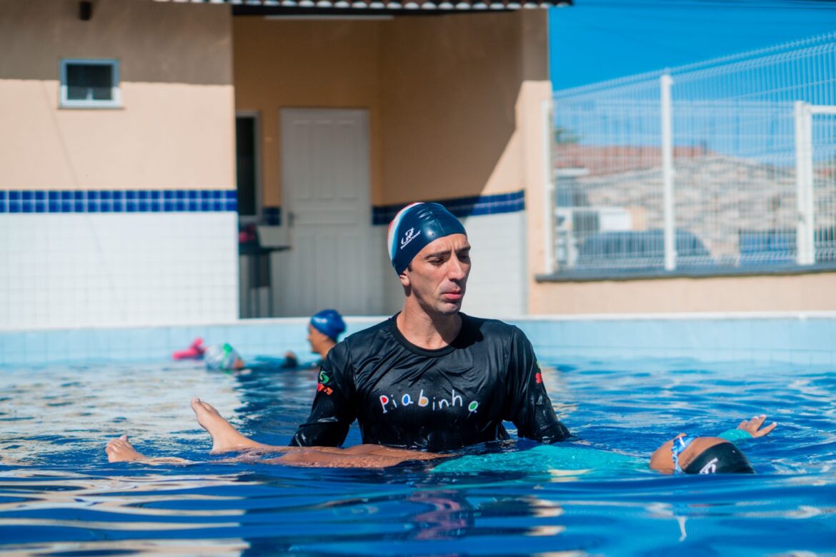 Prefeitura de Cascavel oferece aulas de natação para crianças autistas