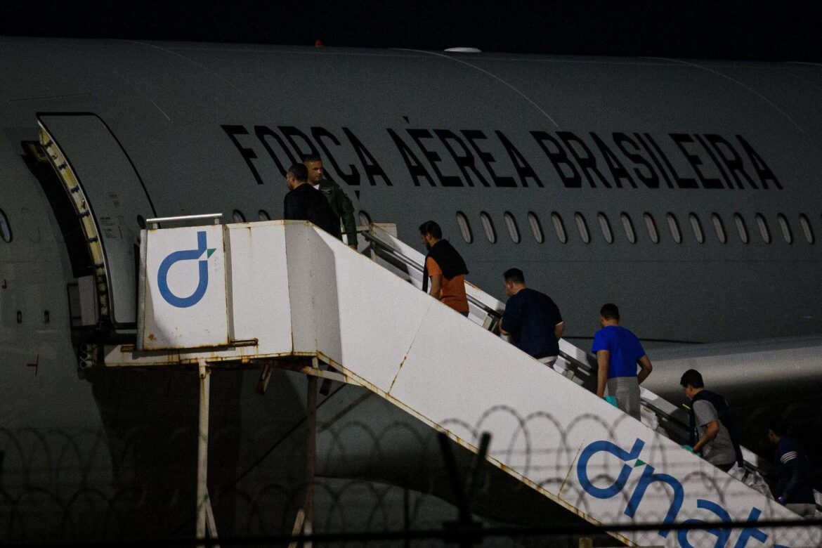 Brasileiros deportados dos EUA chegam a Fortaleza em condições degradantes