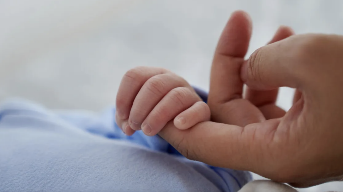 Bebê fica com ferimento roxo na mão após medicação na veia em hospital
