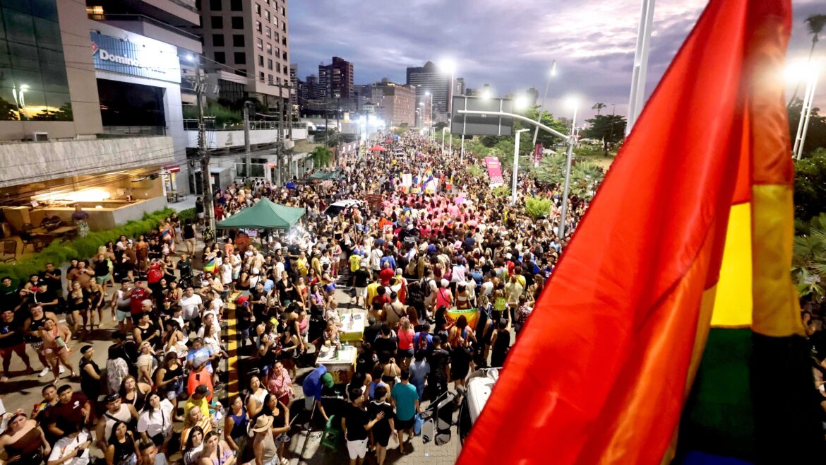 24ª edição da Parada pela Diversidade Sexual é realizada na Av. Beira Mar