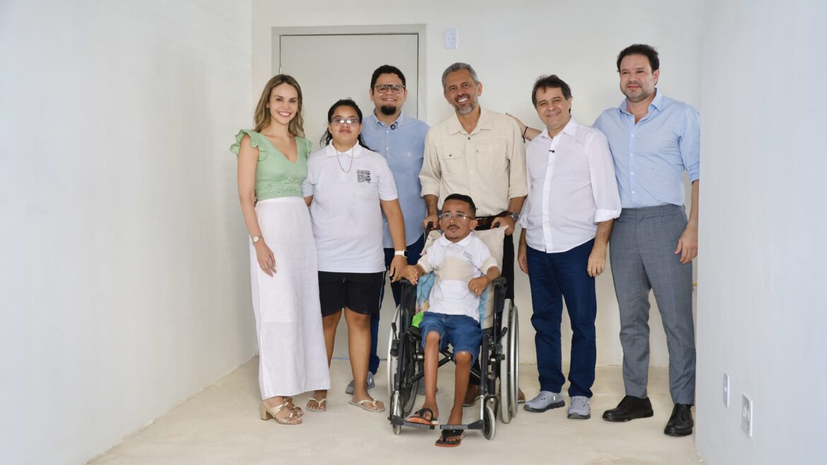 Evandro Leitão e Elmano de Freitas entregam residencial Ana Carla Pereira