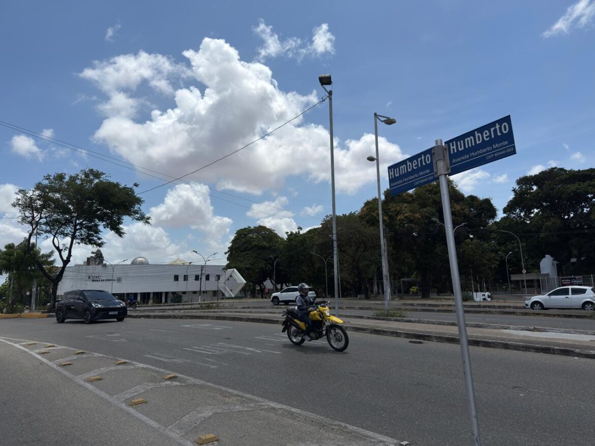 Faixa azul para motos começa a ser implantada em Fortaleza