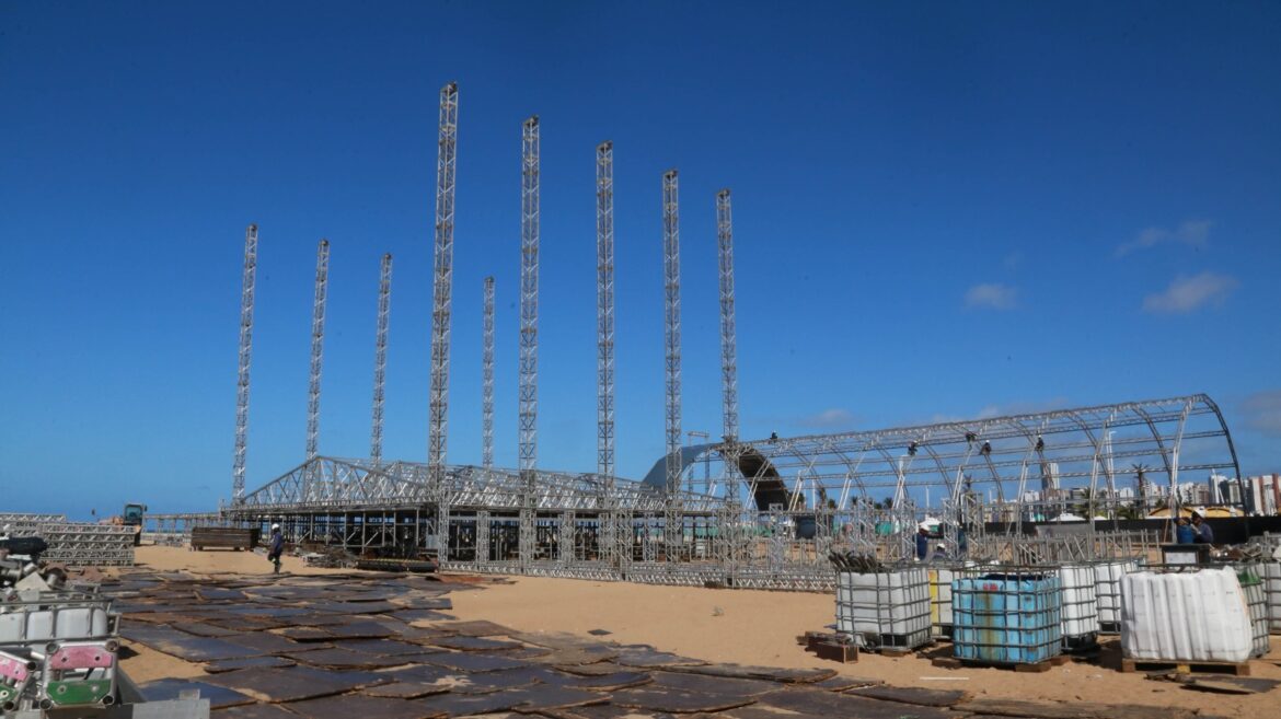 Prefeitura inicia montagem das estrututas para o Réveillon 2026