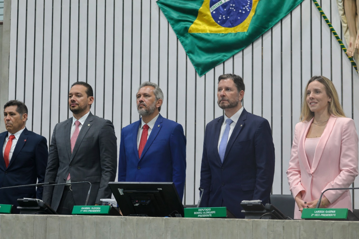 Alece retoma os trabalhos com presença de Elmano de Freitas