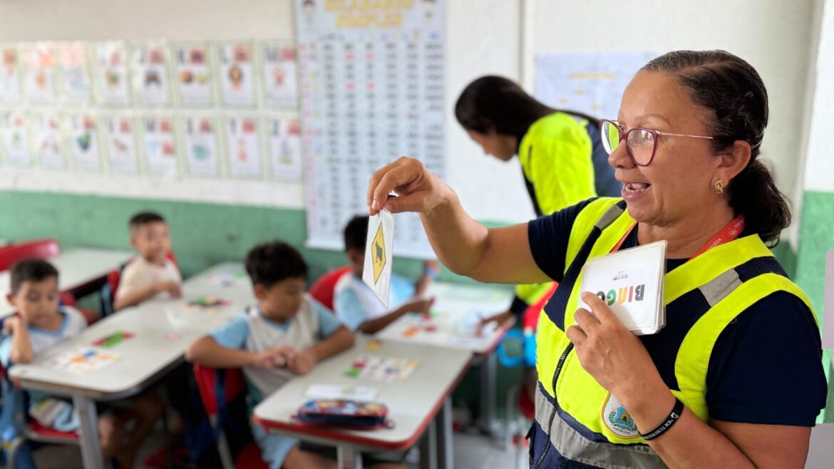 Mais de mil crianças recebem ações educativas sobre trânsito e meio ambiente